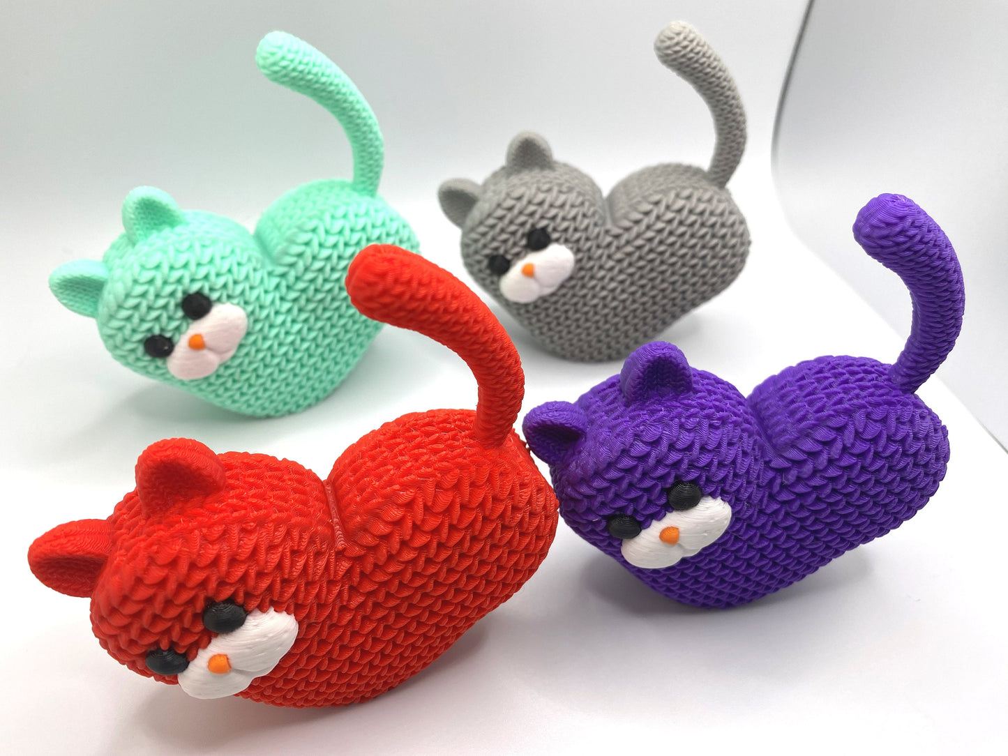 Knitted Heart Kitten Figurine. 3D Printed Kitten Figurine perfect for Valentine's Day. Cute Heart Shaped Kitten Figurine.